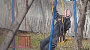 Дед на качелях