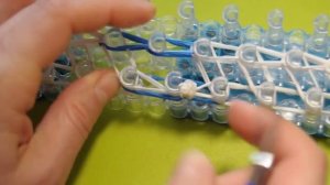 ❤ВАРЕЖКИ для кукол НА СТАНКЕ. Как плести из резинок в видеоуроке №314❤