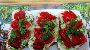 Бутерброды с вялеными помидорами