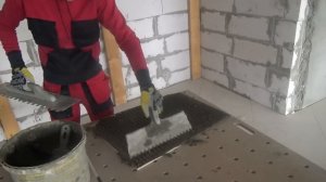 Как нанести плиточный клей Укладка плитки Укладка керамогранита