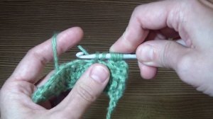 Простой, но эффектный ажурный узор крючком из скрещенных столбиков с накидом