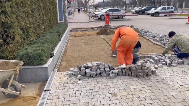 Как укладывать гранитную брусчатку на ЦПС ? Гранит | Брусчатка | Краснодар | Благоустройство смотреть онлайн
