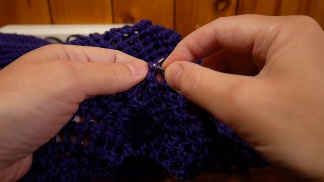 Фиолетовый топ, связанный по вертикали (от плеча к плечу) смотреть онлайн