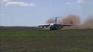 Кадры посадки Ил-76 на грунт