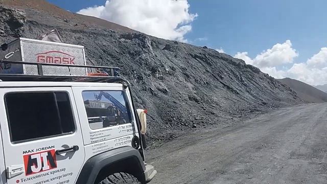 At the highest pass of Ak-Baital. Pamir tract На высочайшем перевале Ак-Байтал. Памирский тракт