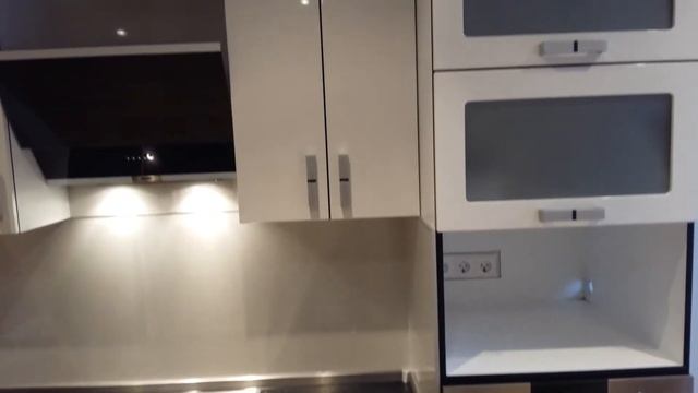 Белый металлик глянец, корпус белый с черной кромкой