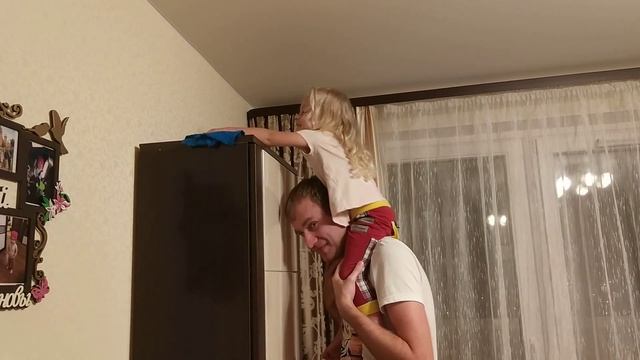 Вике 3,5 года. Протирают шкафы с папой смотреть онлайн