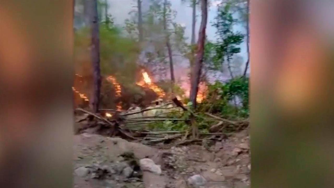 В Кемере российские спасатели борются с огнем, уже уничтожившим более 180 гектаров леса