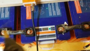 Не большая СЭС 1,5кВт на 48в в один ряд АКБ, для электроснабжения частного автономного дома..mp4