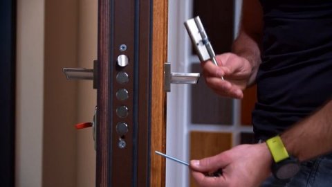 Как заменить замок? / Инструкция по замене личинки замка входной двери