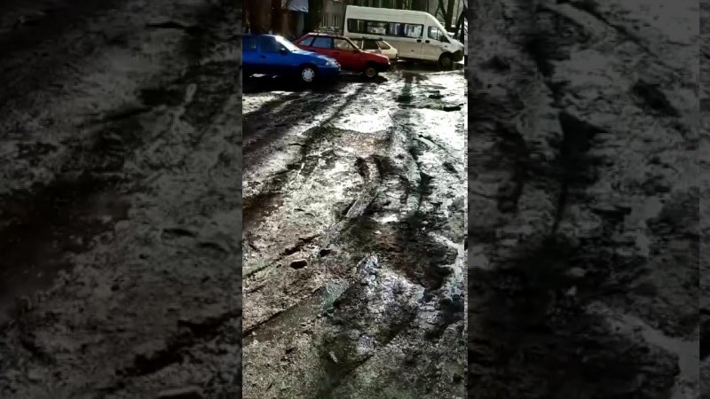 В Воронеже из стены пятиэтажки забил водопад