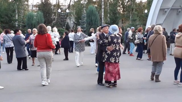ГУЛЯЕТ НАРОД!/ТАНЦЫ В ПАРКЕ ГОРЬКОГО ХАРЬКОВ СЕНТЯБРЬ 2020 смотреть онлайн