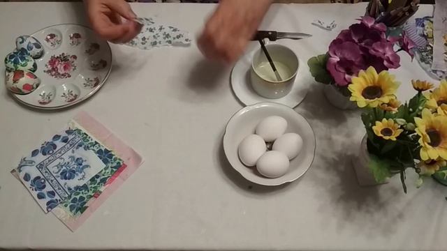 Как покрасить яйца на Пасху! 3 простых способа!!! смотреть онлайн