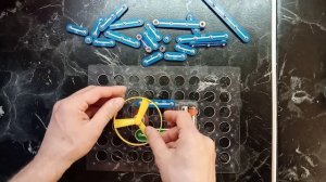 электронный конструктор -  включение лампочки кнопка, магнит подключение электро моторчика