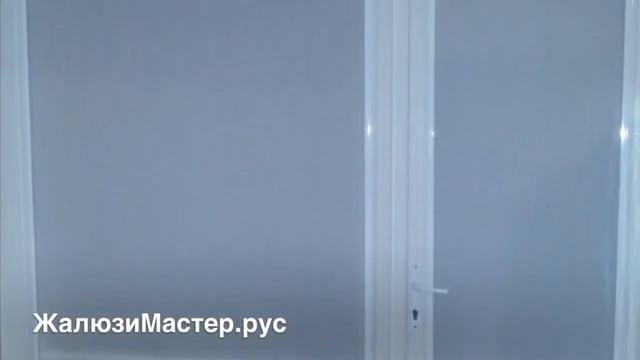 Кассетные рулонные шторы с направляющими на кухонное окно