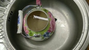 Как очистить пригоревший эмалированный чайник.