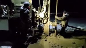 Подъем оборудования УРБ-51 при бурении карстологической скважины 70 п.м.