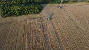 Полет над полем. Комбайн убирает поле. Крым 2022