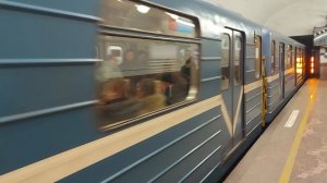 Прибытие метропоезда на станцию Площадь Восстания, Санкт-Петербург