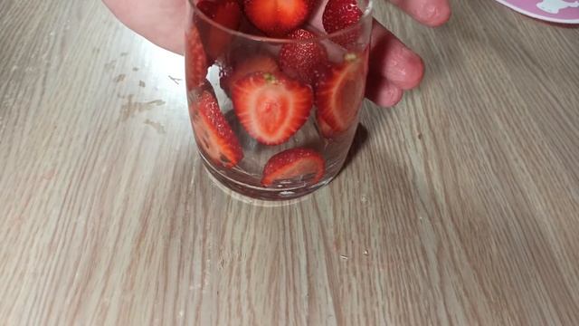 ГОТОВИМ ОЧЕНЬ ВКУСНЫЙ И НЕЖНЫЙ КЛУБНИЧНЫЙ ДЕСЕРТ !!! смотреть онлайн