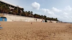 Пляж в поселке Чолаклы (Çolaklı) Сиде, Турция, октябрь 2020 года.