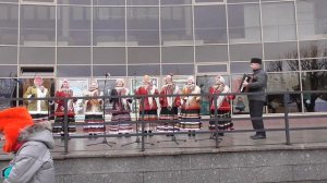 Черноморец идет, черноморочку ведет.