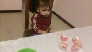 Ребёнок балуется!