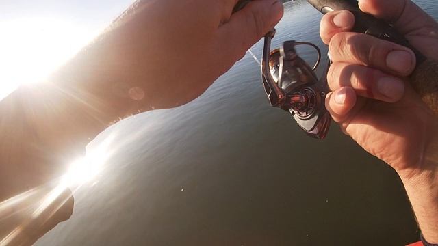 ЛОВИМ РЫБУ НА СПИННИНГ С ЛОДКИ!РЫБАЛКА НА ВОБЛЕР смотреть онлайн