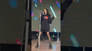 Лиза найс я её люблю она самая популярная девочка у неё есть парень Леон которы с белами косички