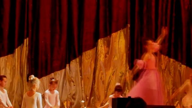 Танец Ангела. К празднику "День Матери". смотреть онлайн