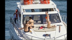 Располневшую Селену Гомес сняли на пляже в купальнике