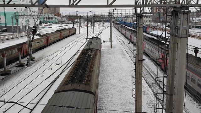 Электропоезд ЭД4М-0115 отправляется со станции Новосибирск-Главный смотреть онлайн