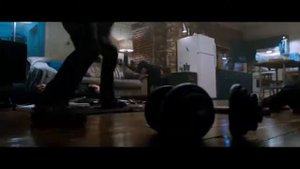 Веном дает пинка негодяям в квартире Эдди Брока. Веном (2018).