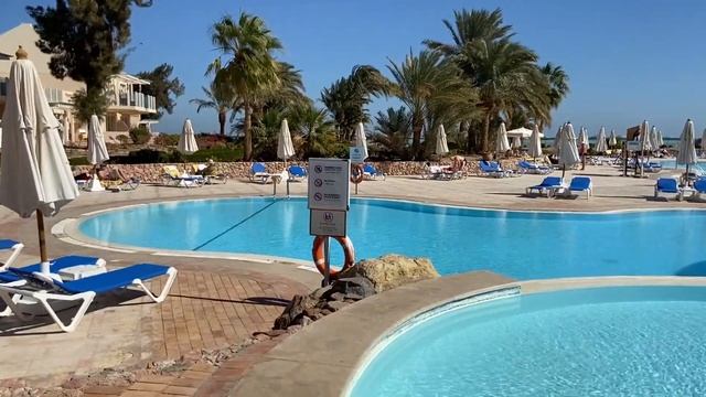 Пляж м5. Отель Мовенпик в Эль гуне Египет. Египет 2022 море. Movenpick el Gouna 5 Египет фото туристов. Египет топлес у бассейна.