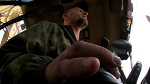 Как работает рука на джойстике ковш-стрела при планировке участка.