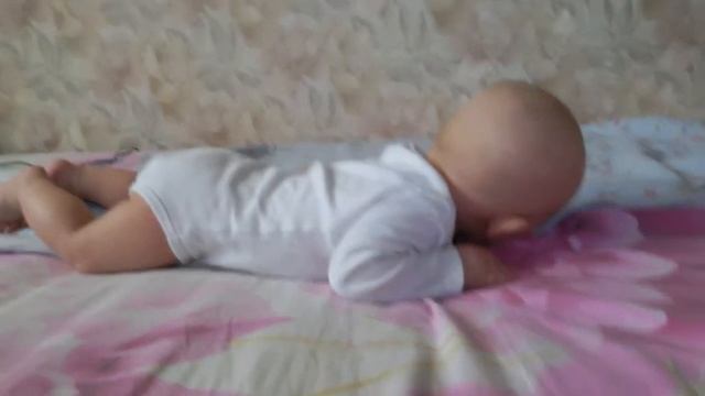 Как научить ребенка переворачиваться? Ребенок не переворачивается! Развитие ребенка в 5 месяцев.