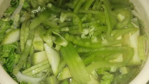 Овощной суп на говяжьем бульоне с яйцом