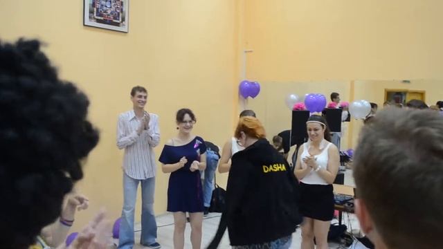 Поздравление и вручение подарков Даше и Жанне :) смотреть онлайн