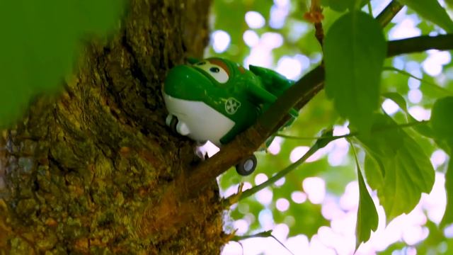 Игрушки из мультфильмов и Мастер Тук тук играют в футбол! Кто победит?! смотреть онлайн