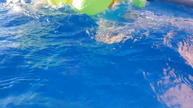 Ксюша играет в бассейне с НАДУВАШКАМИ / Видео для детей