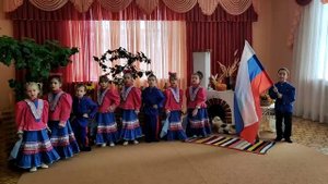 Песня "Если хочешь быть военным" в исполнении вокального ансамбля "Росинка"