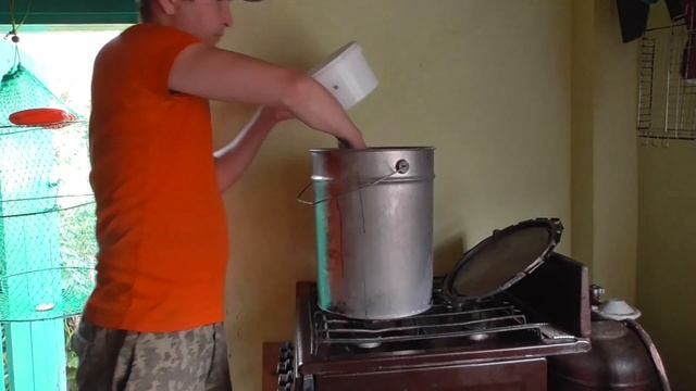 Скумбрия горячего копчения. Коптильня из ведра. смотреть онлайн