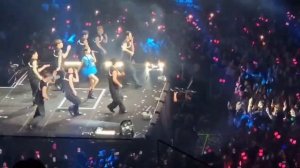 Лалиса на сцене. Лиса поёт: Деньги. Lalisa on stage Lisa sings: Money. 무대 위의 리사 Lisa 노래: 돈