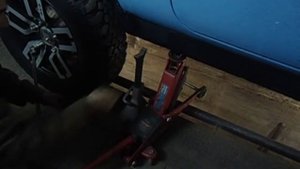 Ремонт Нивы (часть № 1 замена задних пружин)