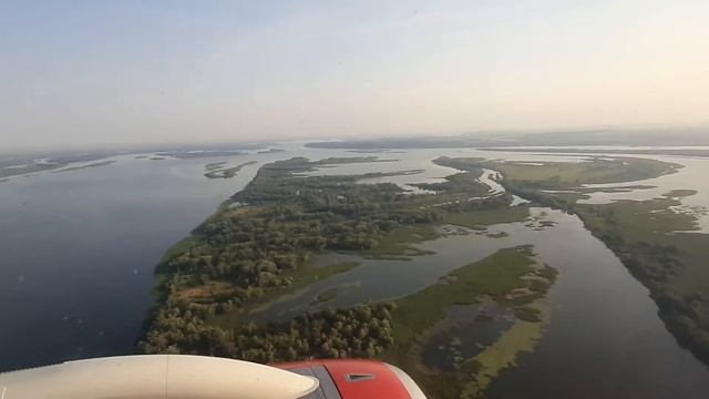 Посадка самолета SSJ 100. Аэропорт Гагарин. Волга.