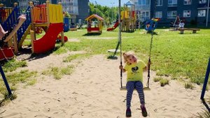 Как качаться на качели? 5 способов от Еси. Играем съедобное/несъедобное на карусели.