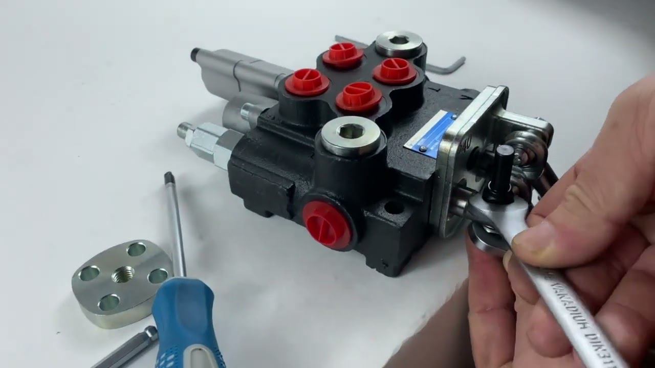 Установка джойстика на Шс на корпус гидрораспределитель Р40 смотреть онлайн