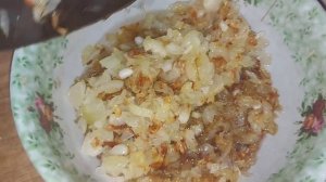 Пирожки из картофельного пюре с жареным луком.