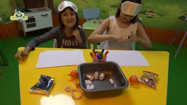Челлендж "Нарисуй". Делия и Элина соревнуются в рисовании с закрытыми глазами.