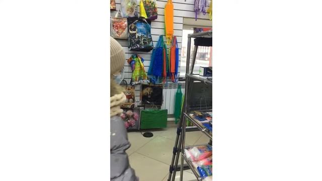 Выбираем подарок на день рождения. Ещё один повод провести время вдвоём с Аришей смотреть онлайн